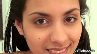 Целка с хвостиками сексуально играет со своим телом перед камерой