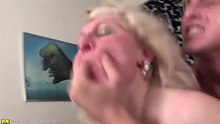 Групповуха с трахом зрелых домохозяек с молодым соседом до камшота на лицо